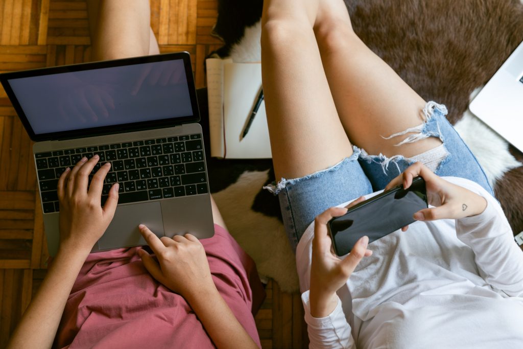 pohľad na ľudí, ktorí majú notebook a telefón